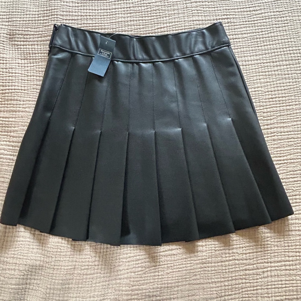 Abercrombie & Fitch NWT Vegan Leather Pleated Mini Skirt . Medium NWT Old Stock